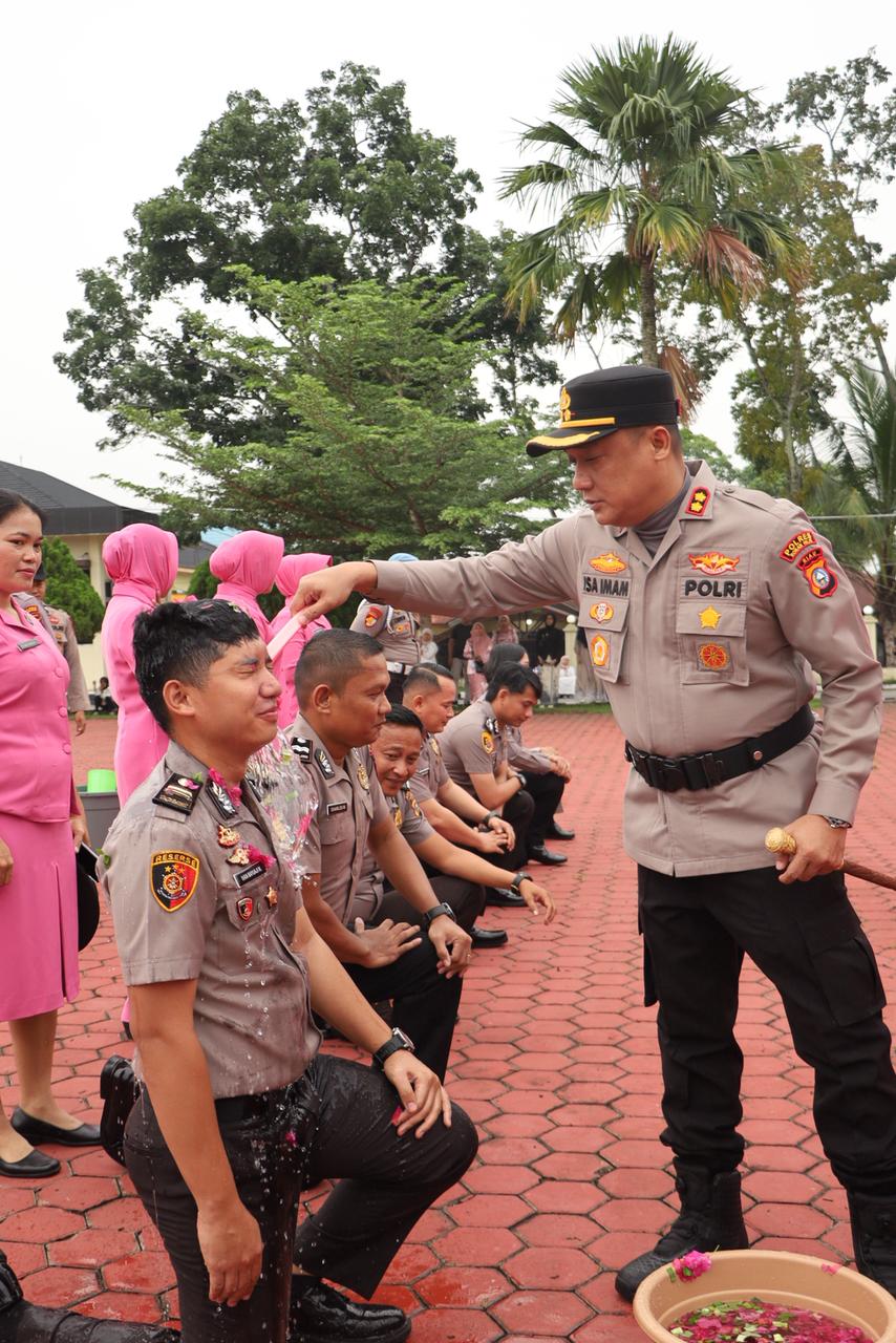 Kapolres Rohil Pimpin Upacara Kenaikan Pangkat, 65 Personel Didorong Tingkatkan Profesionalisme