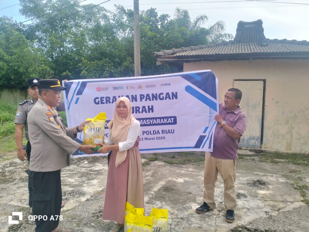 Sat Binmas Polres Rohil Gelar Gerakan Pangan Murah, Salurkan 3 Ton Beras SPHP untuk Masyarakat Teluk Berembun