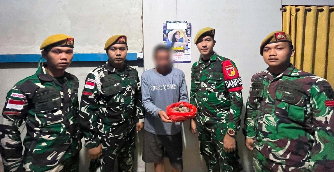 Pendekatan Humanis Satgas Pamtas RI-Malaysia Yonarmed19/Bogani Berbuah Hasil, Warga Perbatasan Sukarela Serahkan 1 Kg Sisik Trenggiling