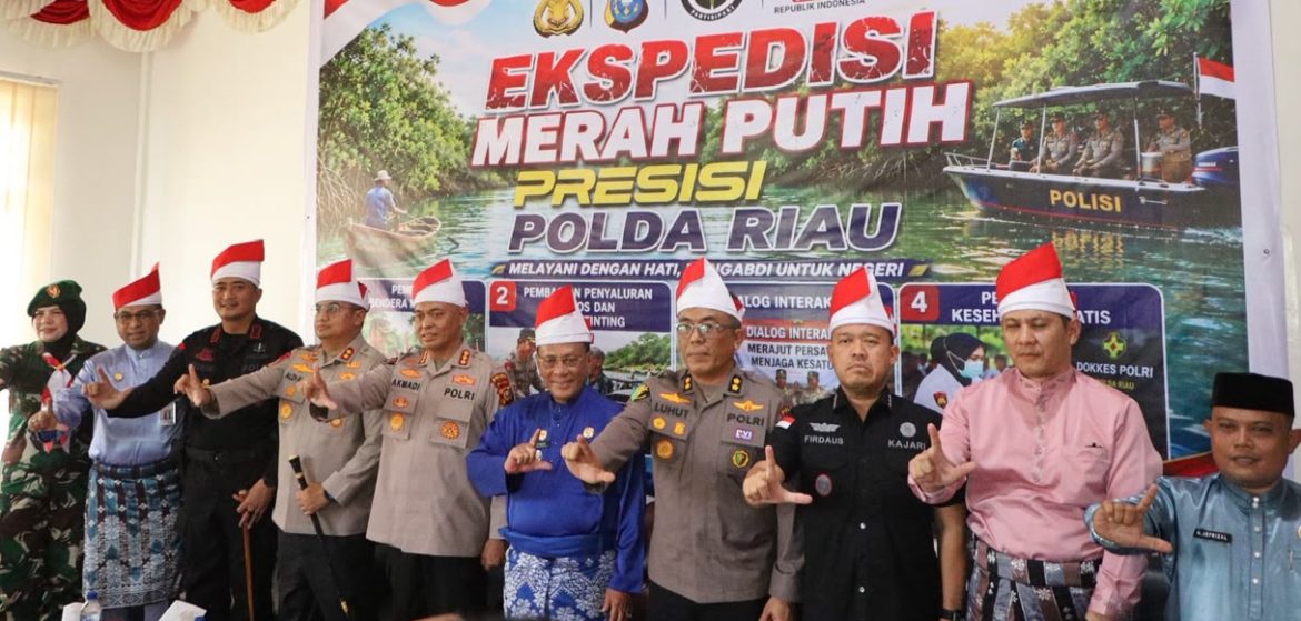 EKSPEDISI MERAH PUTIH PRESISI POLDA RIAU TANAM 810 MANGROVE DAN SALURKAN BERBAGAI BANTUAN UNTUK MASYARAKAT PESISIR SINABOI