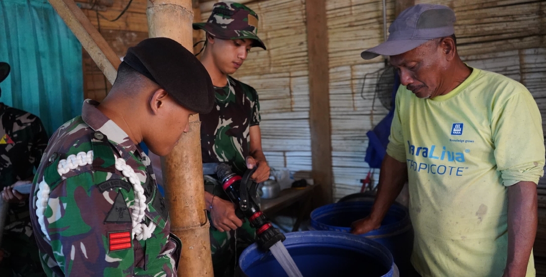 Di Tengah Kemarau Panjang, Yonkav 3/AC Hadir Salurkan Air Bersih untuk Warga