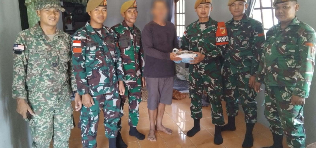 *Satgas Pamtas RI-Malaysia Yonarmed 19/Bogani Terima Penyerahan Sukarela ±1 Kg Sisik Trenggiling dari Warga Perbatasan*
