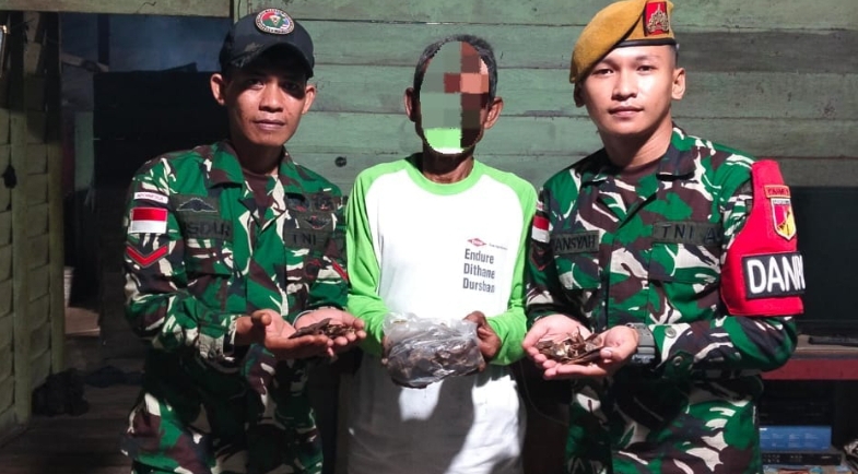 *Peduli Satwa Dilindungi, Warga Perbatasan Serahkan 1 Kg Sisik Trenggiling ke Satgas Pamtas RI-Malaysia Yonarmed 19/Bogani*