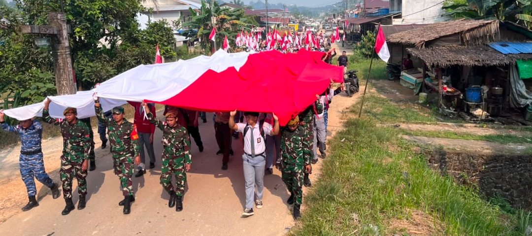 Satgas Pamtas RI-Malaysia Yonarmed 19/Bogani Bersama 500 Warga Kibarkan Bendera Merah Putih Raksasa di Perbatasan Jagoi Babang