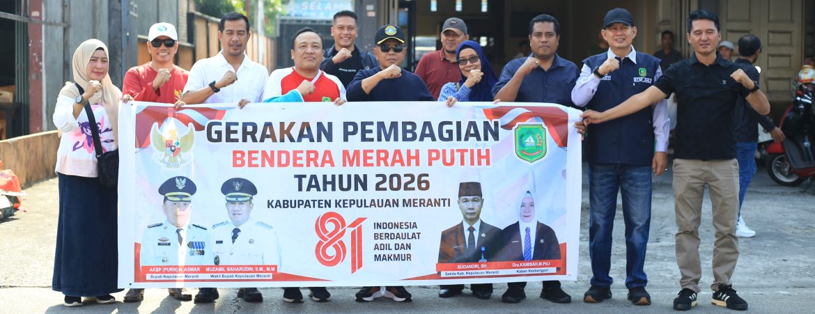 Bupati Asmar Pimpin Pembagian 1.000 Bendera Merah Putih