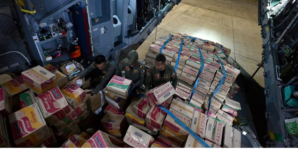 Seskab Teddy: Atas Instruksi Presiden, 253 Ton Logistik Telah Dikirim ke NTT