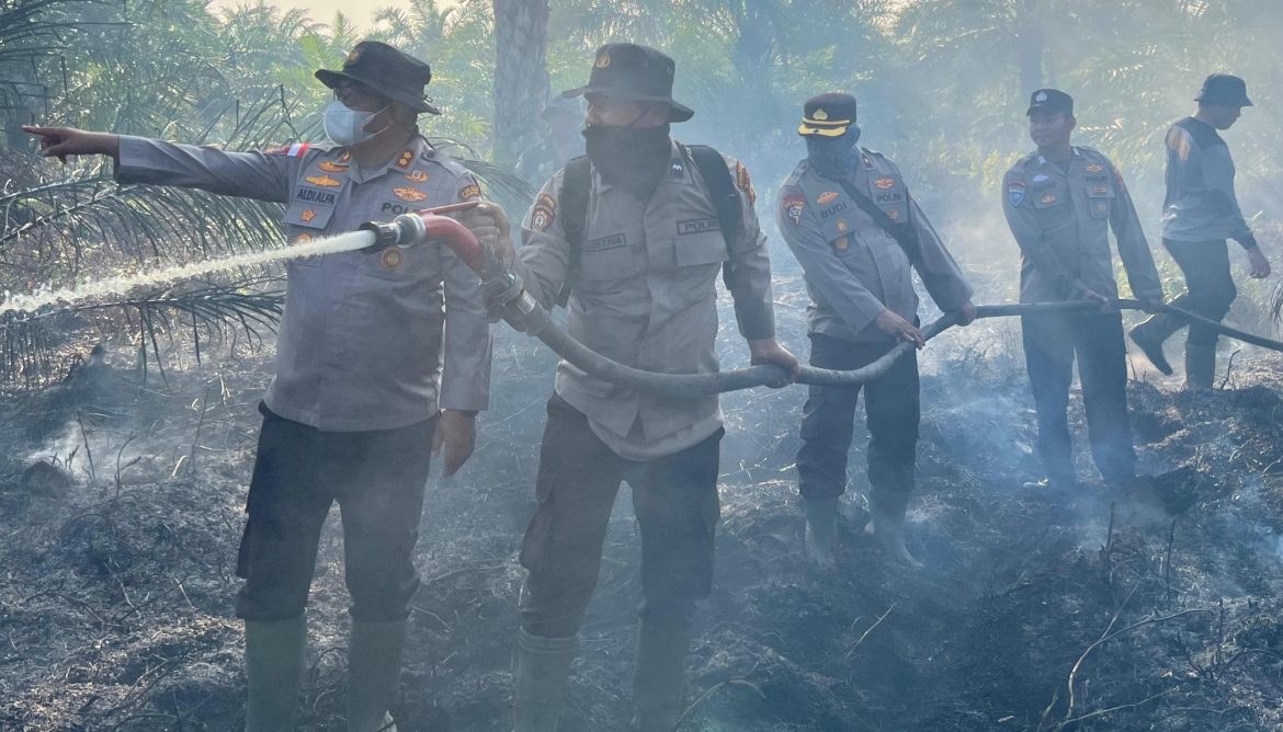 Kapolres Rohil Turun Langsung Pantau dan Padamkan Karhutla di Bangko Permata
