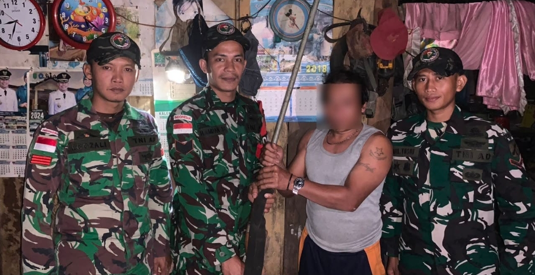 *Wujudkan Perbatasan Aman, Satgas Pamtas RI-Malaysia Yonarmed 19/Bogani Terima Penyerahan Senjata Rakitan dari Warga Perbatasan*