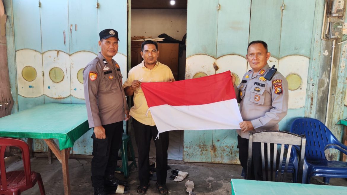 Polsek Bangko Pusako Bagikan Bendera Merah Putih, Semarakkan HUT ke-81 Kemerdekaan RI