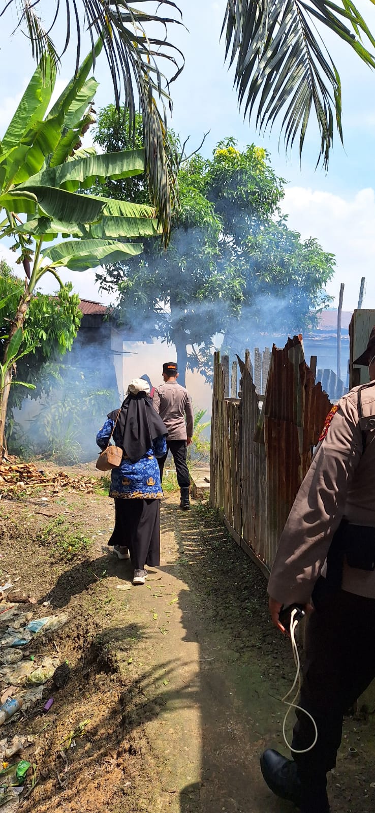 Polsek Rantau Kopar bersinergi dengan Puskesmas Lakukan Fogging Cegah Penyebaran DBD di Bagan Cempedak
