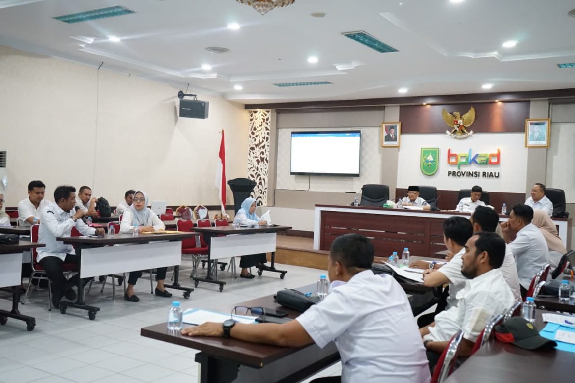 Sekda Sudandri Pimpin Evaluasi Ranperda Pertanggung Jawaban APBD 2025 di BPKAD Riau