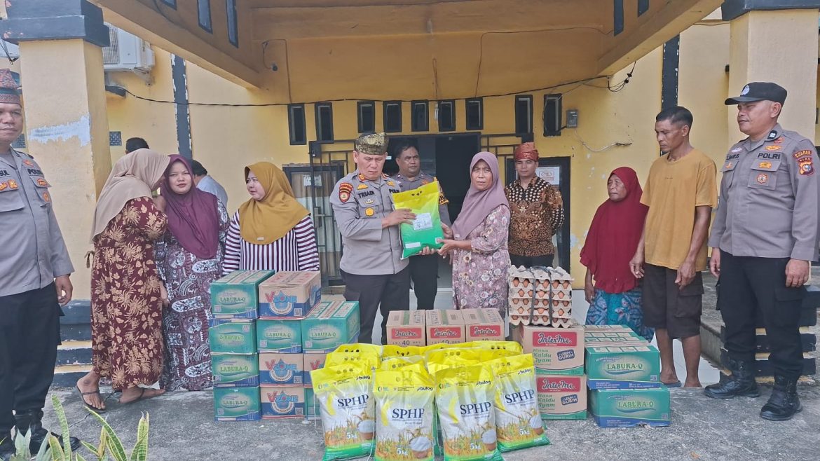 Kapolres Rohil Salurkan Bantuan bagi Warga Terdampak Puting Beliung di Pematang Ibul