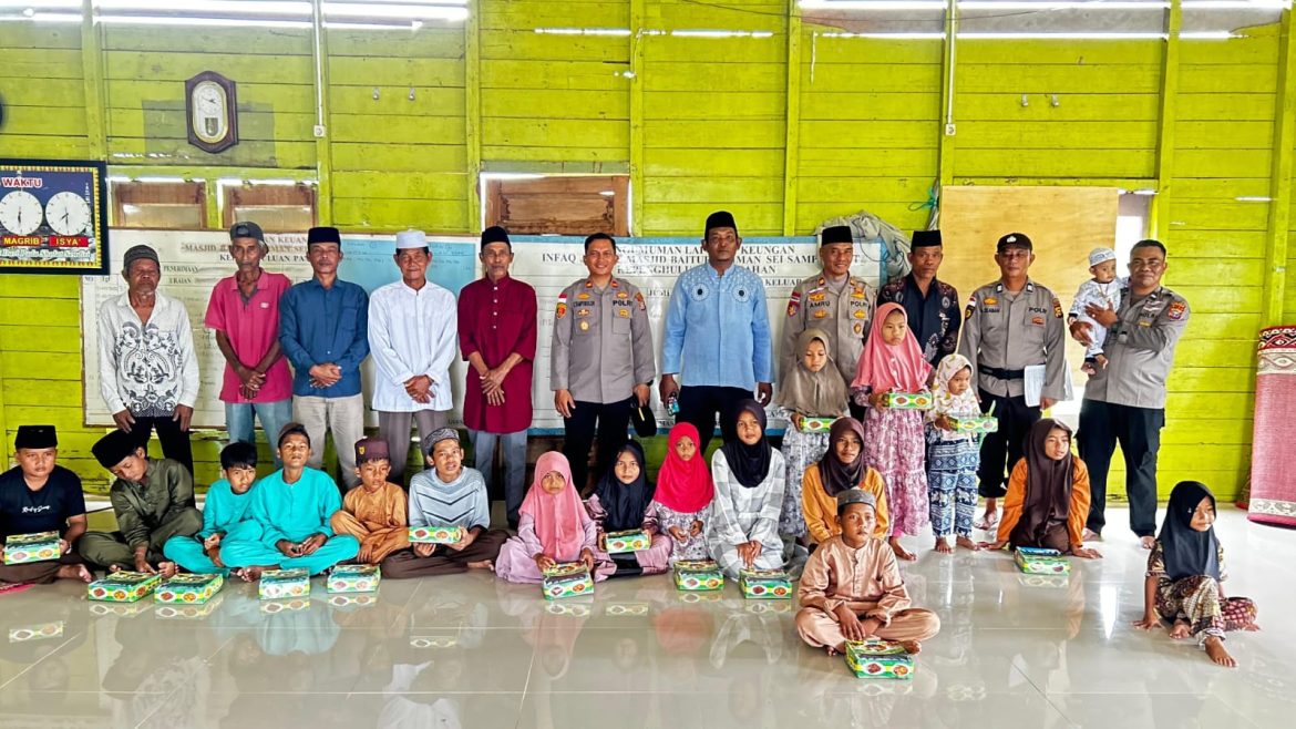 Kapolres Rohil Salurkan Sedekah Makanan untuk Anak Yatim dan Fakir Miskin di Panipahan
