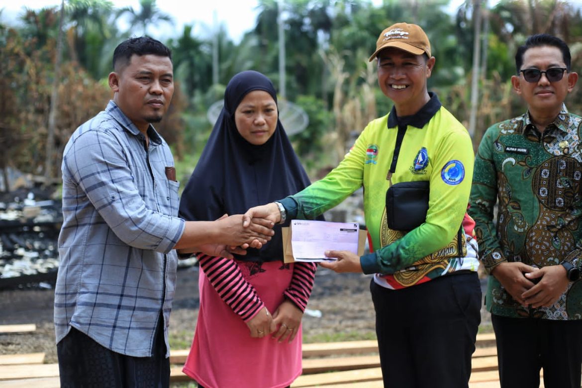 Sekda Meranti Serahkan Bantuan untuk Guru Korban Kebakaran di Rangsang