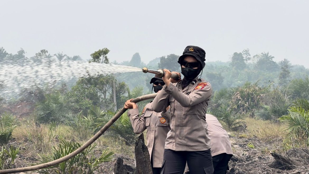 Jelang Hari Jadi ke-78, Polwan Polda Riau Turun dalam Penanganan Karhutla