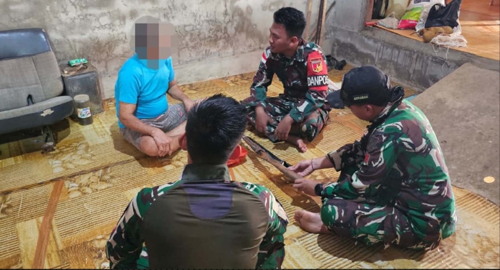 SATGAS PAMTAS RI MALAYSIA YONARMED 19/BOGANI TERIMA PENYERAHAN SENJATA RAKITAN DAN SISIK TRENGGILING DARI MASYARAKAT