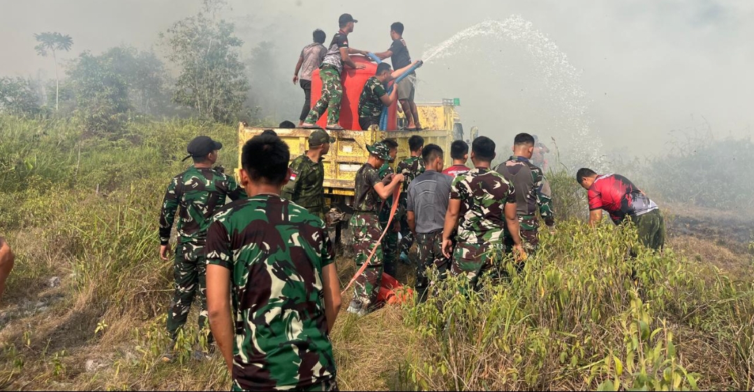 Cepat Tanggap, Satgas Yonif 147/KGJ Padamkan Karhutla di Distrik Meyado