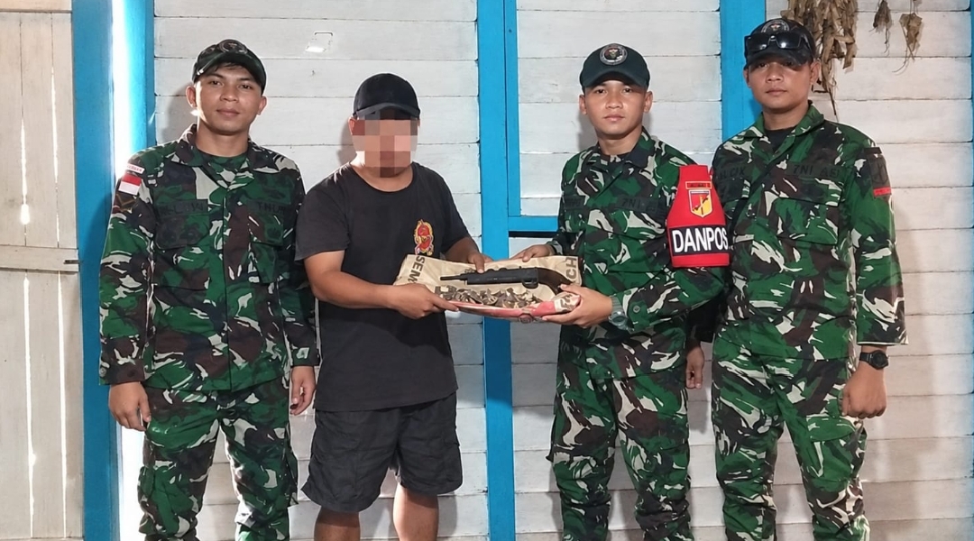 Jalin Kedekatan dengan Warga, Satgas Pamtas RI-Malaysia Yonarmed 19/Bogani Terima Senjata Rakitan dan Sisik Trenggiling