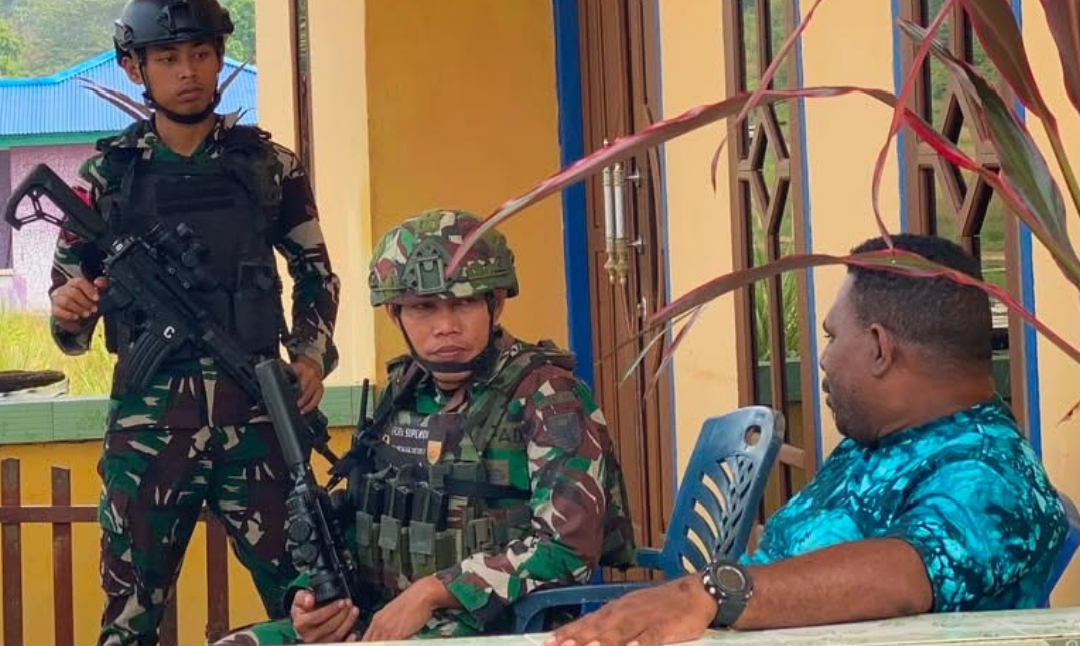 Satgas Pamtas RI-PNG Kewilayahan Pos Mayerga Yonif 147/KGJ Mempererat Silaturahmi ke Kepala Distrik Mayerga