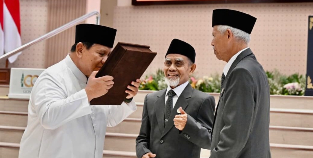 Presiden Prabowo Terima Mushaf Al-Qur’an Gontor dan Buku “Gontor untuk Indonesia”