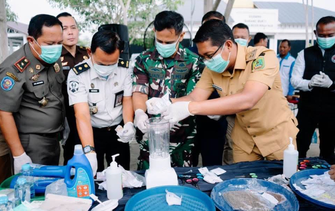 Wakil Bupati Rokan Hilir Jhony Charles Menghadiri Kegiatan Pemusnahan Barang Bukti yang Sudah Berkekuatan Hukum di Kajari Rohil