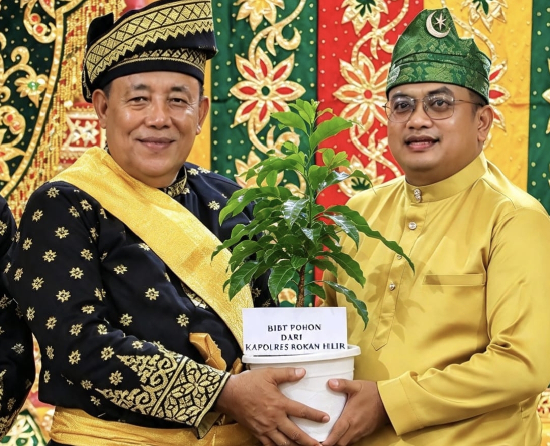 Dikukuhkan Sebagai Ketua MKA LAM Rohil, H. Fuad Ahmad Terima Bibit Pohon dari Kapolres Rokan Hilir.   
