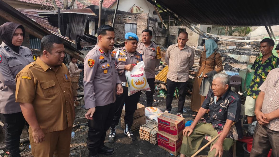 Polisi Beri Bantuan untuk Korban Kebakaran Rumah di Bagan Sinembah Rohil