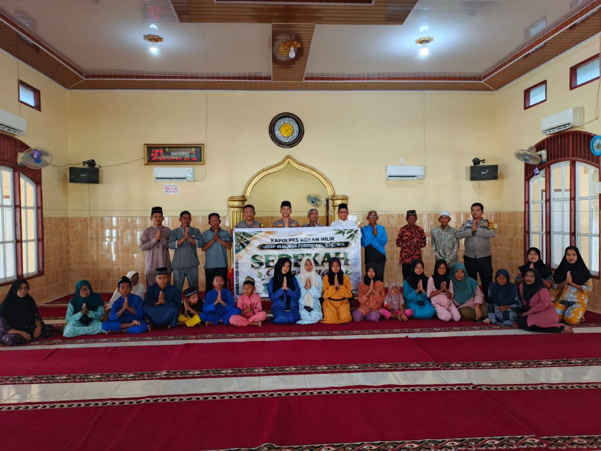 *Gelar Doa Bersama Dan Berikan Santunan, Kapolres Rohil Peduli Anak Yatim & Kaum Duafa di Masjid Istiqomah Rantau Kopar*