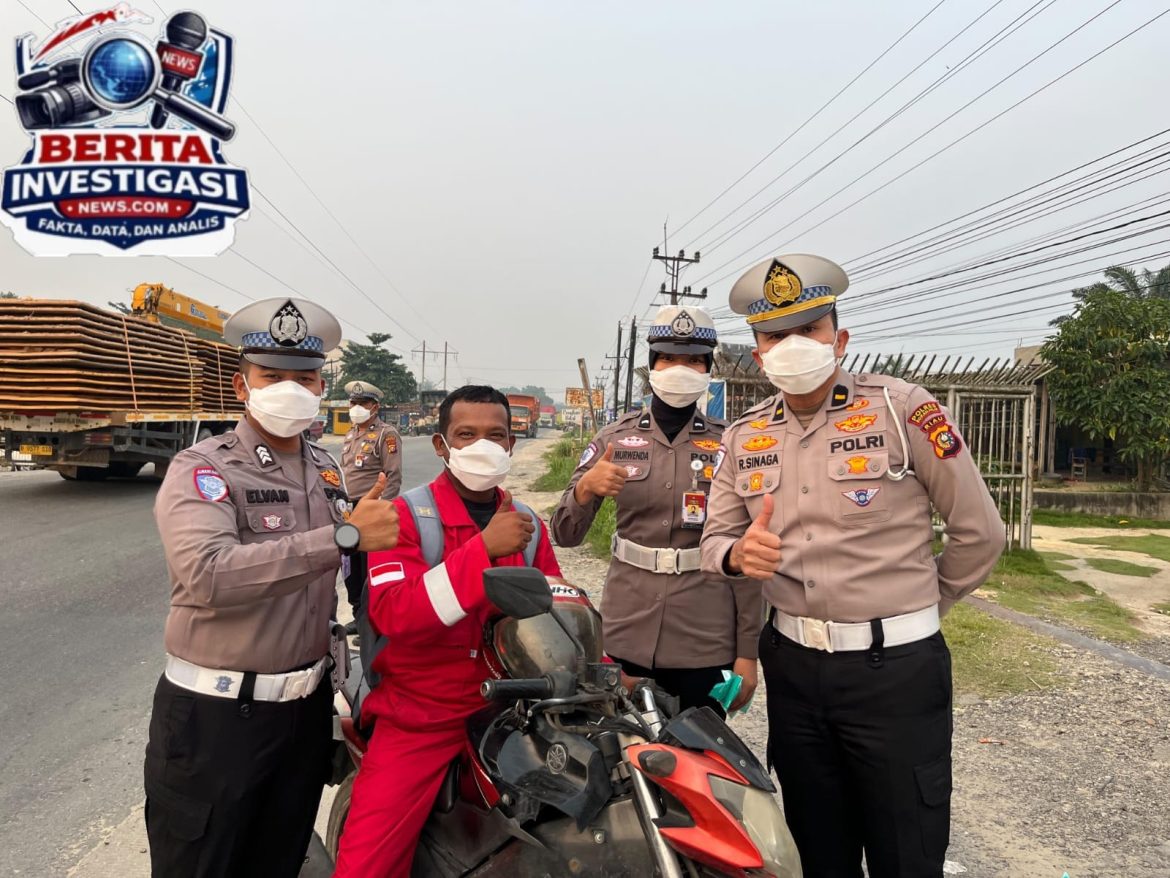 Polantas Polres Rohil Bagi Masker ke Pengendara, Ingatkan Bahaya Karhutla