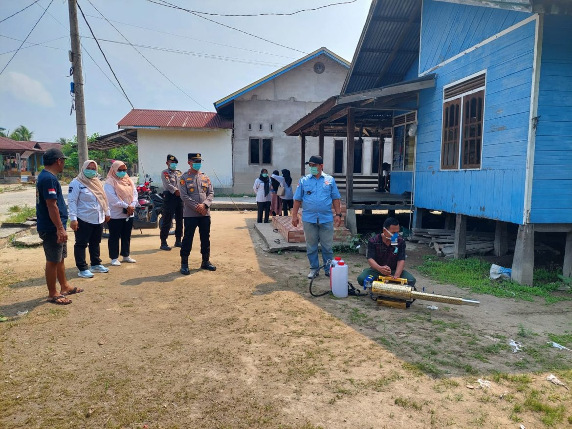 *Dukung Penekanan DBD di Kec. Rantau Kopar, Polsek Rantau Kopar Bersinergi dengan Puskesmas dan Aparat Desa Lakukan Fogging*