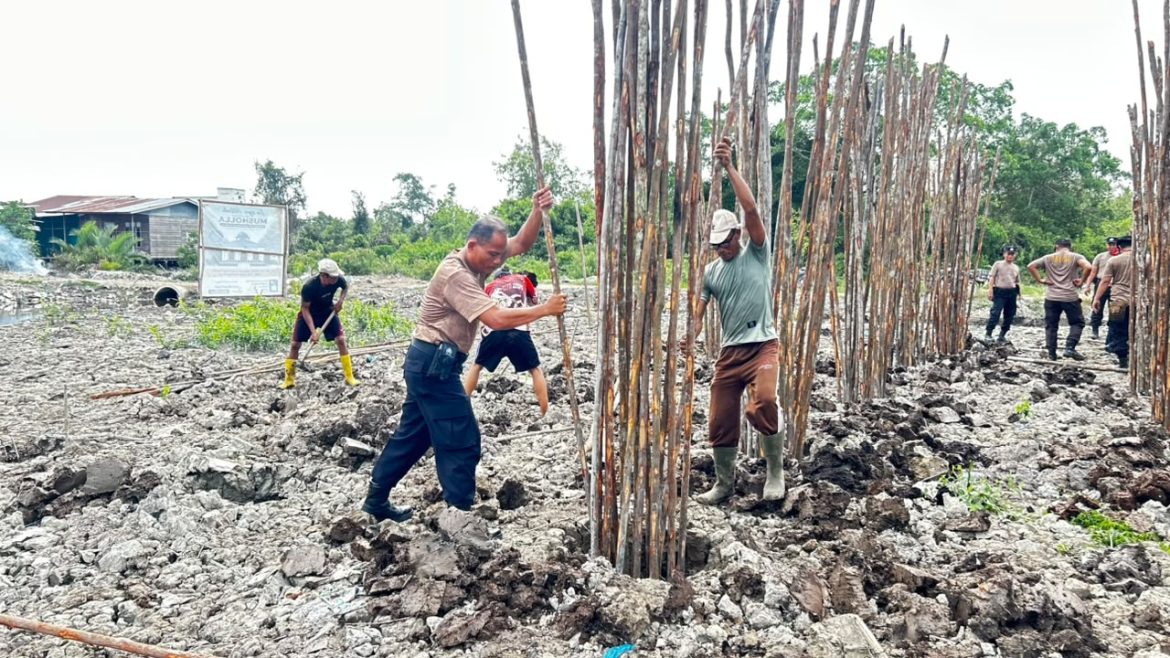Polsek Panipahan Polres Rokan Hilir Laksanakan Gotong Royong Perbaiki Jalan & pembangun Musholla, Pererat Tali Silaturahmi dengan Warga   