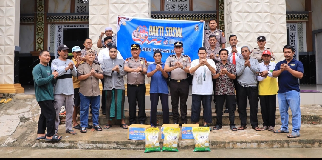Peringati Hari Jadi ke-75 tahun 2026 Humas Polri Polres Rokan Hilir Gelar Bakti Sosial dan Gotong Royong Di masjid. 