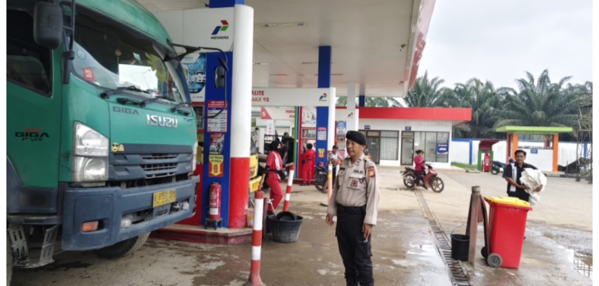 Polsek Bangko Pusako Patroli SPBU, Pastikan Stok BBM Aman dan Antrian Tertib