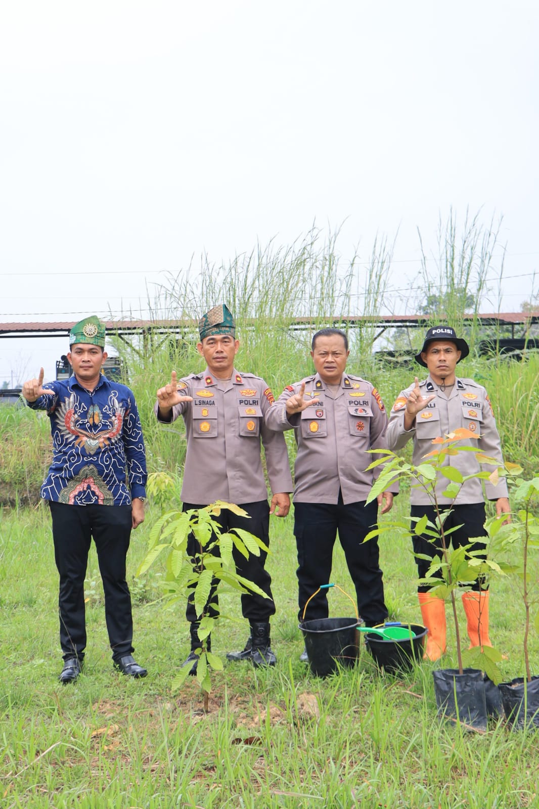 Polres Rokan Hilir Tanam 50 Bibit Pohon, Dukung Penuh Program Penanaman 1 Juta Pohon Kapolda Riau  