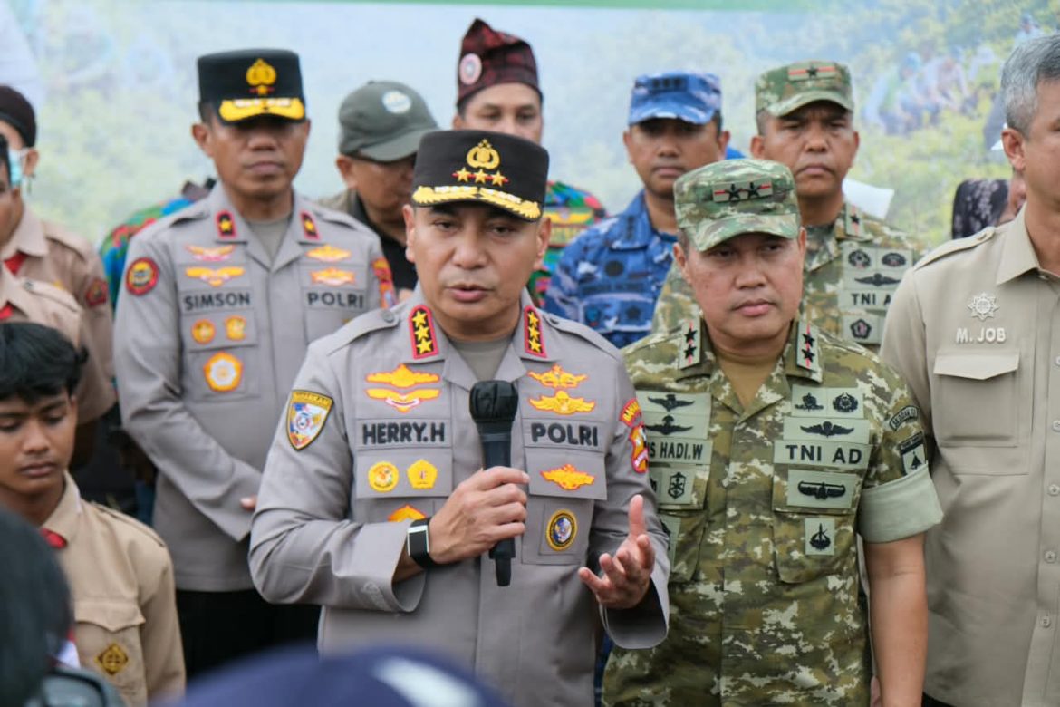 TNI-Polri Bersama Buruh Tanam 20 Ribu Pohon di Siak, Kabaharkam Tekankan Polisi Bersama Masyarakat