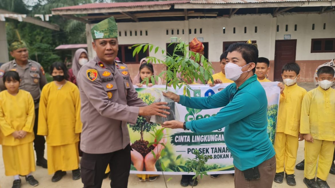 Kenalkan Green Policing ke Anak Sekolah, Polsek Tanah Putih Polres Rokan Hilir: Polisi Juga Pelestari Lingkungan