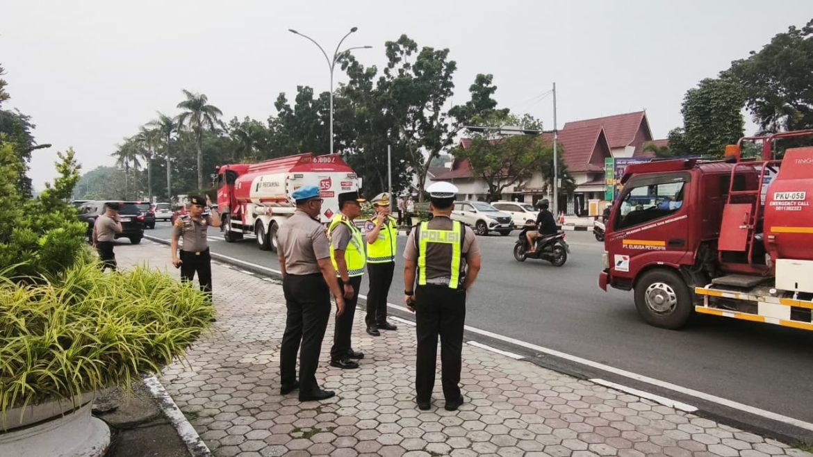 *Pastikan Arus Lalu Lintas Lancar, Dirlantas Bersama Kapolda Riau dan PJU Polda Riau Laksanakan Monitoring dan Strong Point Pagi*
