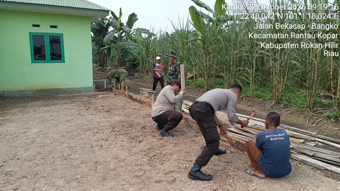 Sinergitas TNI-Polri dan Warga Bergotong Royong Semenisasi Halaman Pos Ramil Rantau Kopar  