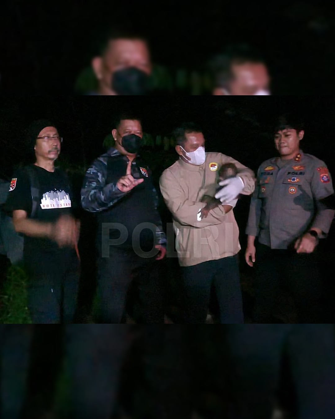 Polri bersama tim gabungan menyelamatkan induk dan anak orang utan di Desa Kandan,