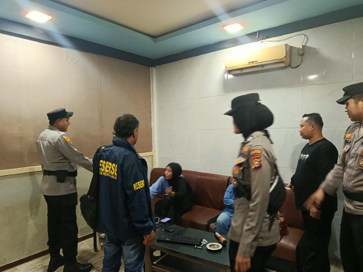 Jaga Rasa Aman Malam Minggu, Kompi Siaga Polres Rohil Patroli Ketat di Pusat Keramaian Tanah Putih