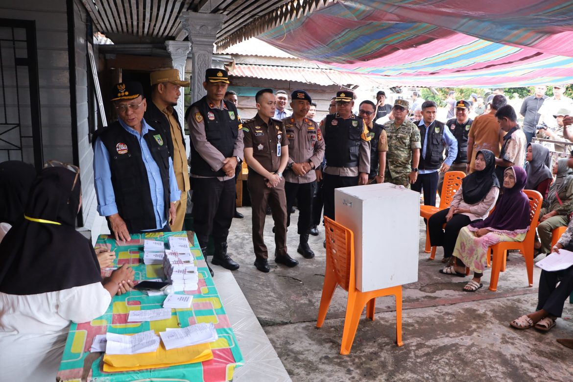 Bupati Bistamam Bersama Forkopimda Rokan Hilir Tinjau TPS Pemilihan Penghulu Serentak Rohil: Masyarakat Diminta Aktif dan Jaga Kedamaian