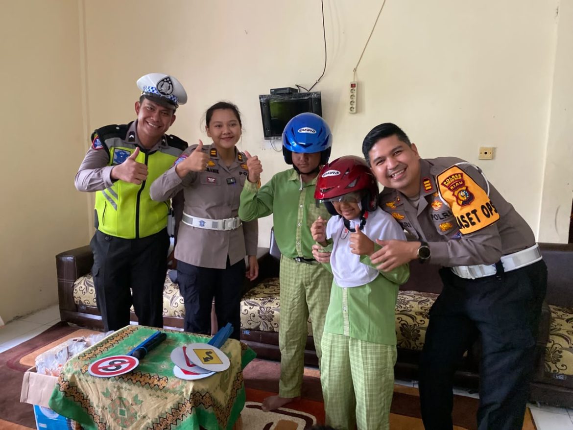Polantas Polres Rohil Kunjungi SLB Negeri 1 Bagan Siapi-api, Berbagi Keceriaan dan Edukasi Keselamatan Berlalu Lintas